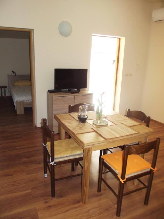 Apartmani Juliska Pirovac Exteriör bild