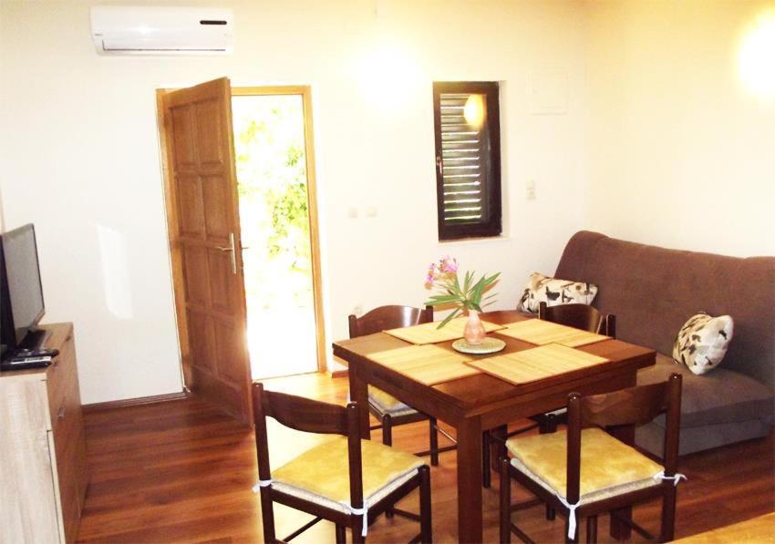 Apartmani Juliska Pirovac Exteriör bild